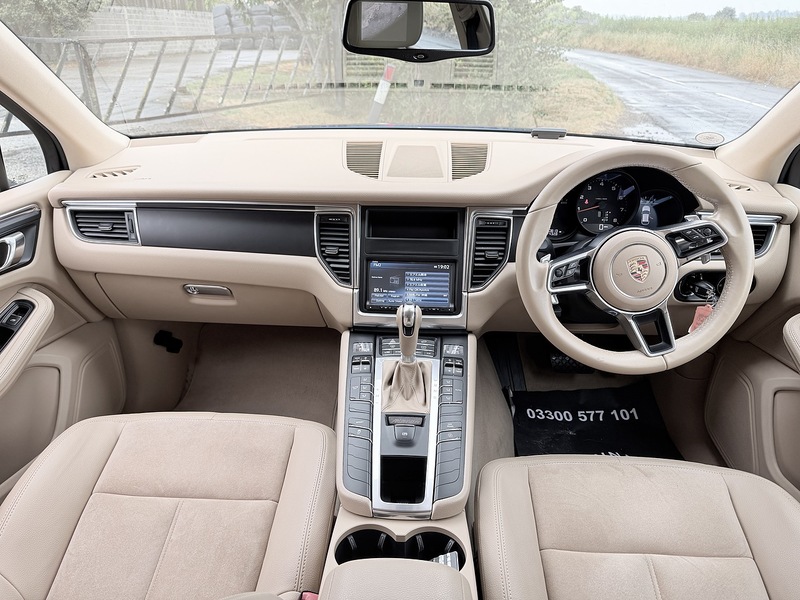 Porsche Macan 2.0T SUV 5dr Petrol PDK 4WD Euro 6 (s/s) (237 ps) - U2331