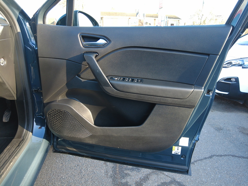 Renault Captur TCe Iconic - U93726