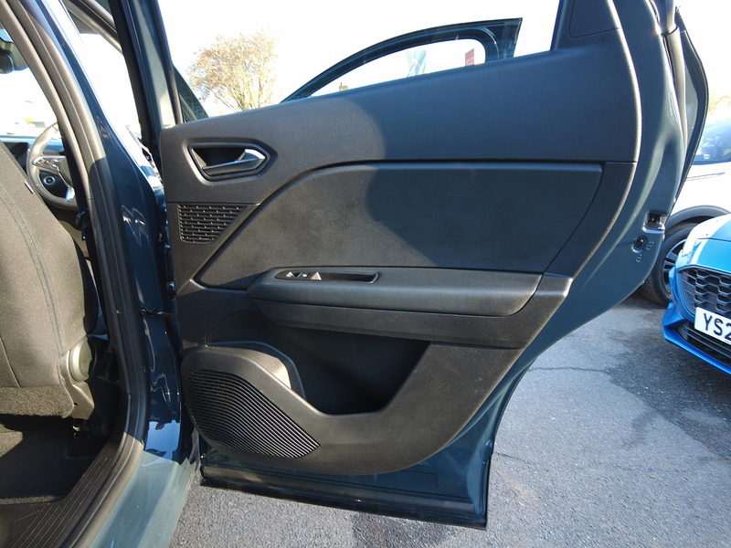 Renault Captur TCe Iconic - U93726