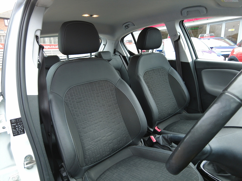 Vauxhall Corsa i ecoTEC SE Nav - U93733