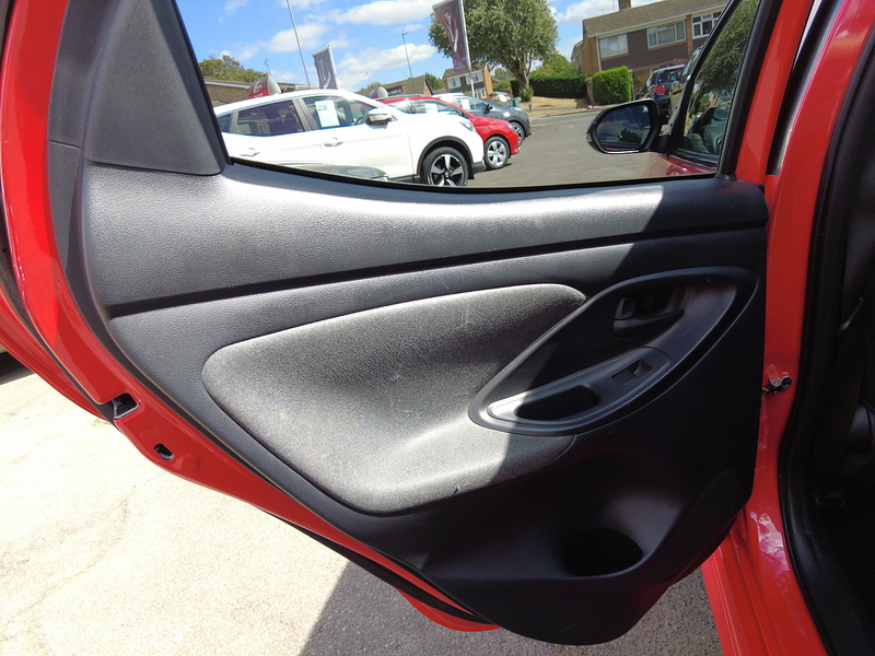 Toyota Yaris VVT-h Launch Edition - U93895