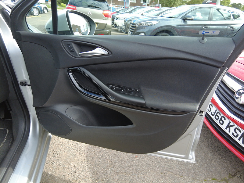 Vauxhall Astra i Turbo SRi Nav - U93911