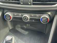 Alfa Romeo Giulia 2.0T Nero Edizione Saloon 4dr Petrol Auto Euro 6 (s/s) (200 ps)