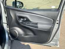 Toyota Yaris VVT-h Excel 