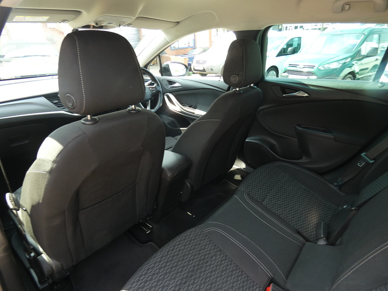 Vauxhall 2017 67 VAUXHALL ASTRA 1.6CDTI ECOTEC BLUE TECH LINE NAV ESTATE MANUAL 110PS