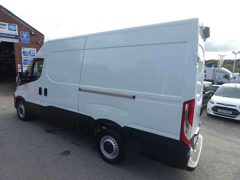 Iveco 2018 68 IVECO DAILY 2.3TD 14V 35S L2H2 MEDIUM WHEELBASE PANEL VAN NO VAT