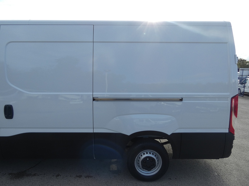 Iveco 2018 68 IVECO DAILY 2.3TD 14V 35S L2H2 MEDIUM WHEELBASE PANEL VAN NO VAT