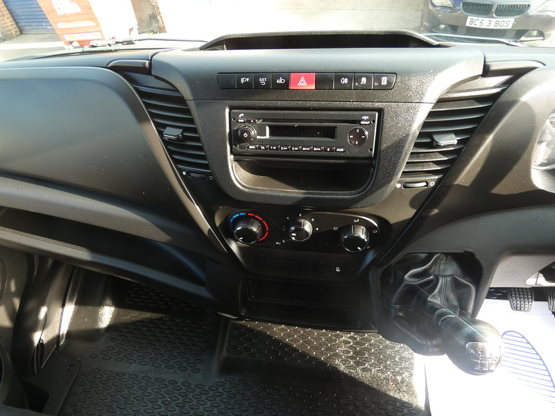 Iveco 2018 68 IVECO DAILY 2.3TD 14V 35S L2H2 MEDIUM WHEELBASE PANEL VAN NO VAT