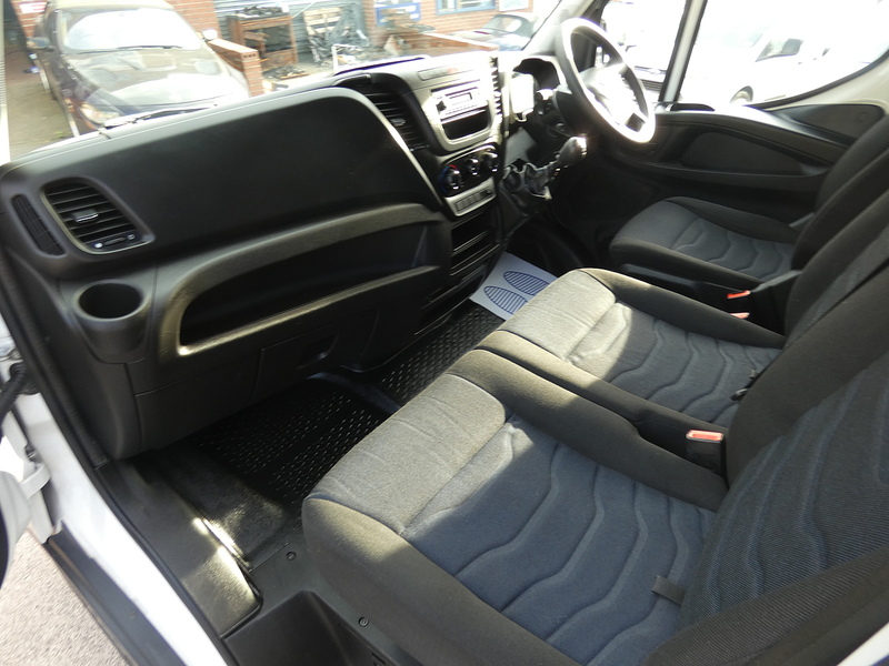 Iveco 2018 68 IVECO DAILY 2.3TD 14V 35S L2H2 MEDIUM WHEELBASE PANEL VAN NO VAT