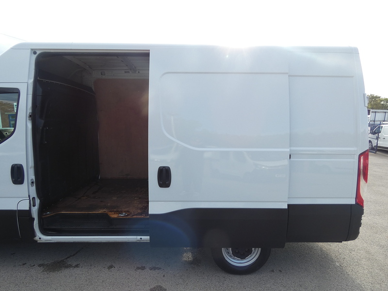 Iveco 2018 68 IVECO DAILY 2.3TD 14V 35S L2H2 MEDIUM WHEELBASE PANEL VAN NO VAT