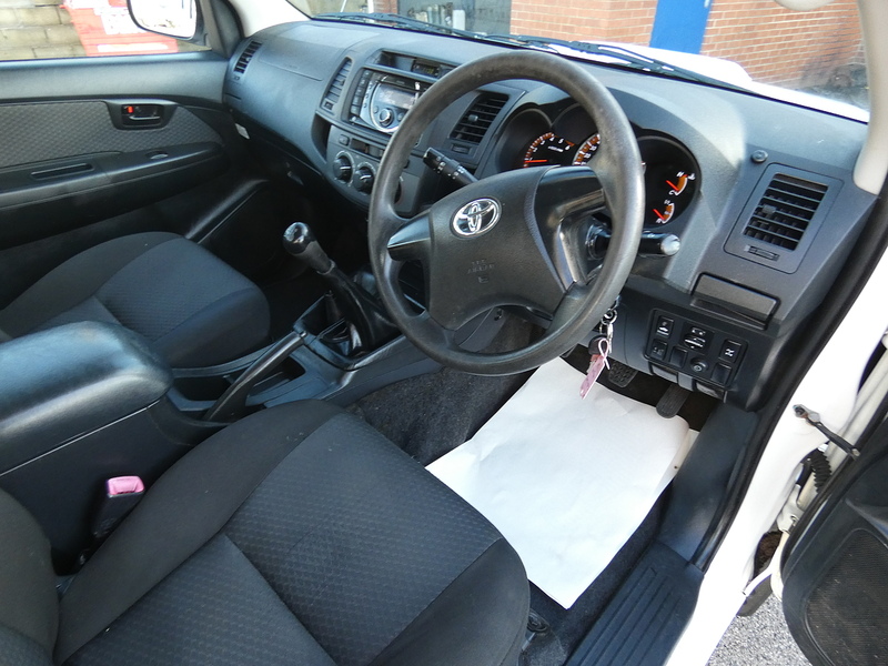 Toyota 2014 64 TOYOTA HI-LUX 2.5 D-4D ACTIVE EXTENDED CAB FULL HISTORY