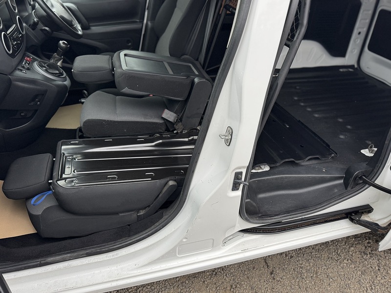 Peugeot Partner 1.6 BlueHDi 854 Professional Panel Van 5dr Diesel Manual L1 (112 g/km, 97.64 bhp) - U3216