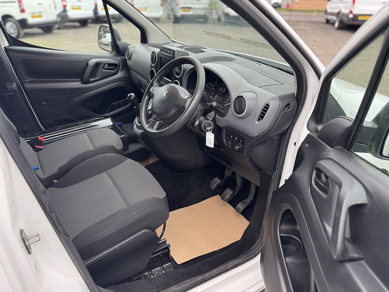 Peugeot Partner 1.6 BlueHDi 854 Professional Panel Van 5dr Diesel Manual L1 (112 g/km, 97.64 bhp) - U3216