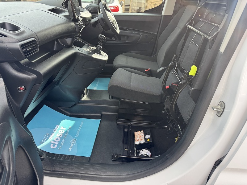 Peugeot Partner BlueHDi 950 Asphalt - U3374