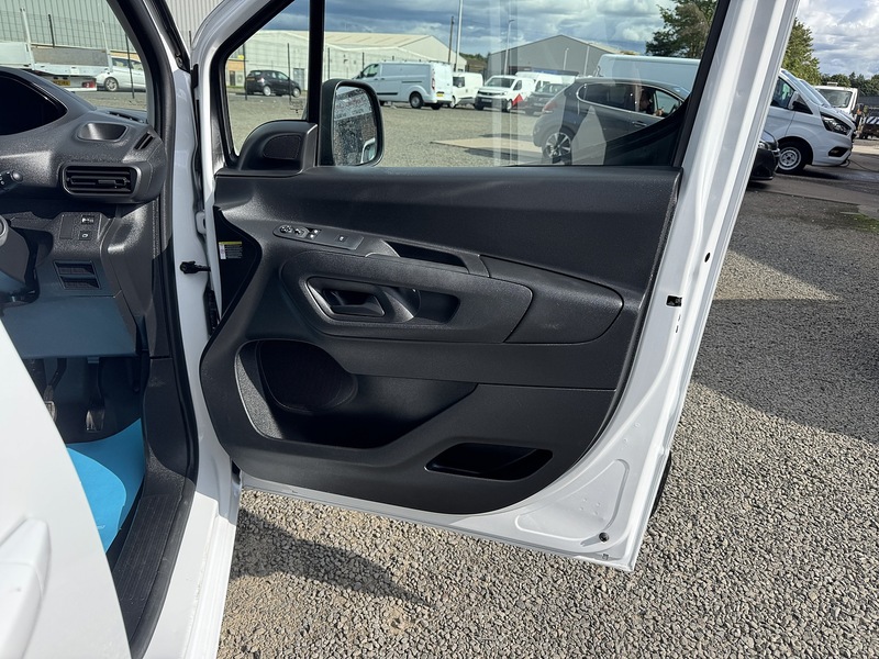 Peugeot Partner BlueHDi 950 Asphalt - U3374