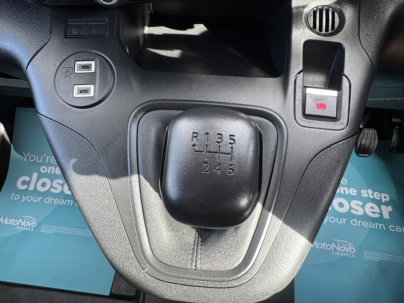 Peugeot Partner BlueHDi 950 Asphalt - U3374
