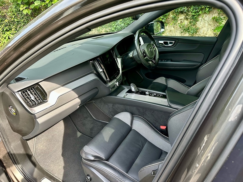 Volvo B4 MHEV R-Design Pro SUV 2.0 Automatic Diesel Hybrid