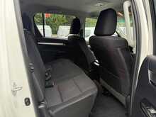 Toyota Hilux 2.4 D-4D Invincible Pickup Double Cab 4dr Diesel Auto 4WD
