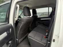 Toyota Hilux 2.4 D-4D Invincible Pickup Double Cab 4dr Diesel Auto 4WD
