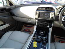 Jaguar XE i Prestige - U10424