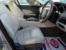 Jaguar XE i Prestige - U10424