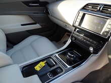 Jaguar XE i Prestige - U10424