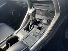 Lexus NX 300h Premier - U10914
