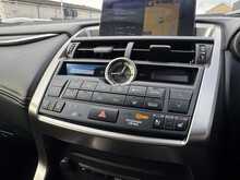 Lexus NX 300h Premier - U10914