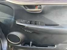 Lexus NX 300h Premier - U10914