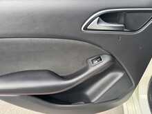 Mercedes-Benz B Class B200d AMG Line - U11223