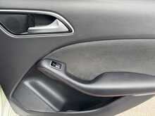 Mercedes-Benz B Class B200d AMG Line - U11223
