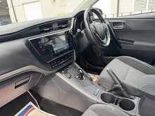 Toyota Auris VVT-h Design - U11364