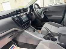 Toyota Auris VVT-h Design - U11364