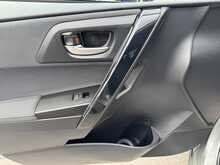 Toyota Auris VVT-h Design - U11364