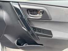 Toyota Auris VVT-h Design - U11364