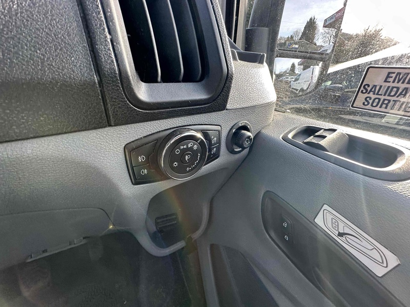 Ford TDCi 460 Trend Minibus 2.2 Manual Diesel