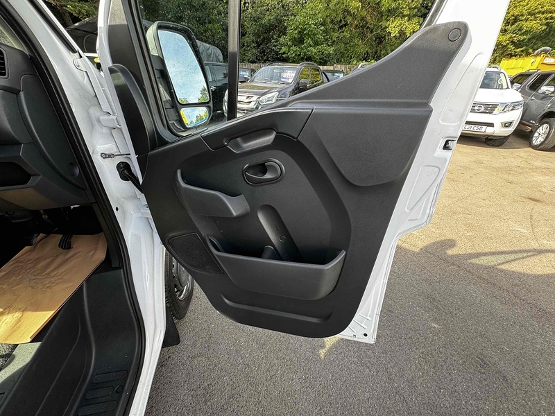 Renault 2.3 dCi 35 Business Panel Van 4dr Diesel Manual FWD LWB Medium Roof Euro 6 (135 ps) Panel Van Manual Diesel