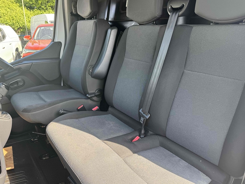 Renault 2.3 dCi 35 Business Panel Van 4dr Diesel Manual FWD LWB Medium Roof Euro 6 (135 ps) Panel Van Manual Diesel