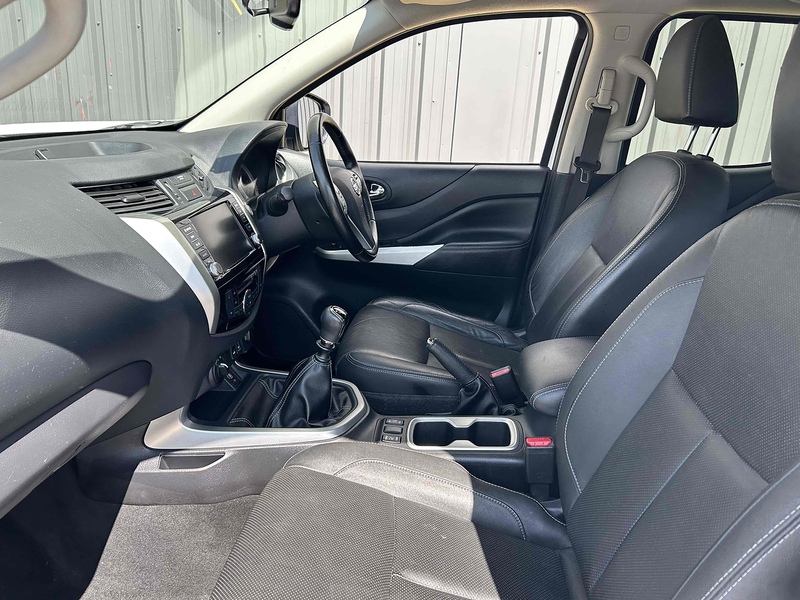 Nissan 2.3 dCi Tekna Pickup Double Cab 4dr Diesel Manual 4WD Euro 6 (s/s) (190 ps)