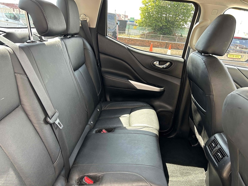 Nissan 2.3 dCi Tekna Pickup Double Cab 4dr Diesel Manual 4WD Euro 6 (s/s) (190 ps)