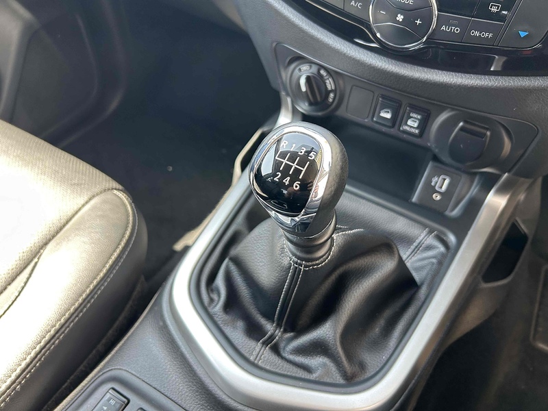 Nissan 2.3 dCi Tekna Pickup Double Cab 4dr Diesel Manual 4WD Euro 6 (s/s) (190 ps)