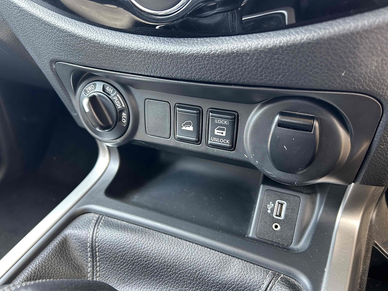 Nissan 2.3 dCi Tekna Pickup Double Cab 4dr Diesel Manual 4WD Euro 6 (s/s) (190 ps)