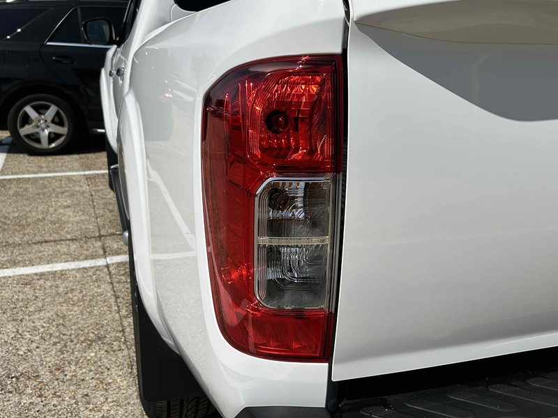 Nissan 2.3 dCi Tekna Pickup Double Cab 4dr Diesel Manual 4WD Euro 6 (s/s) (190 ps)