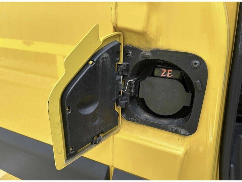 Renault ZE 31 33kWh Business Panel Van 5dr Electric Auto FWD LWB Medium Roof (i) (77 ps)