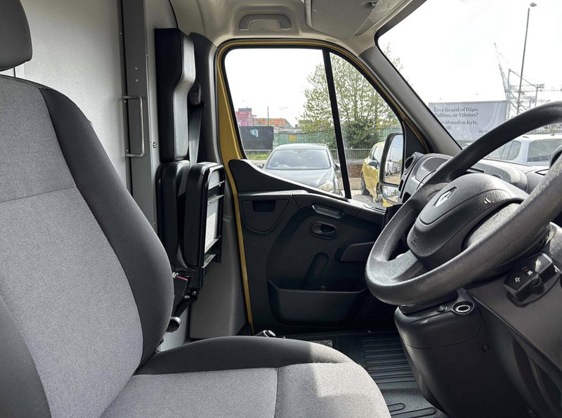 Renault ZE 31 33kWh Business Panel Van 5dr Electric Auto FWD LWB Medium Roof (i) (77 ps)