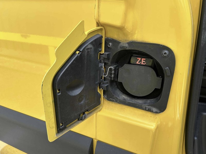 Renault ZE 31 33kWh Business Panel Van 5dr Electric Auto FWD LWB Medium Roof (i) (77 ps)