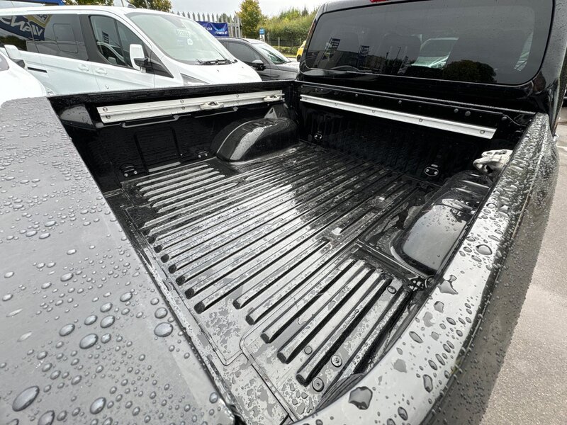 Nissan 2.3 dCi Tekna Pickup Double Cab 4dr Diesel Auto 4WD Euro 6 (190 ps)