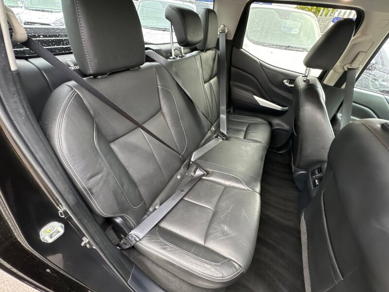 Nissan 2.3 dCi Tekna Pickup Double Cab 4dr Diesel Auto 4WD Euro 6 (190 ps)