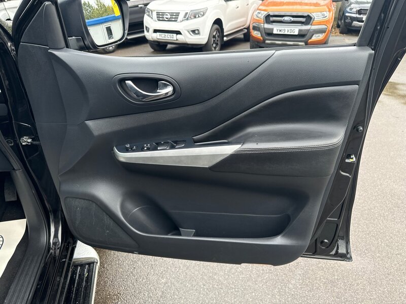 Nissan 2.3 dCi Tekna Pickup Double Cab 4dr Diesel Auto 4WD Euro 6 (190 ps)