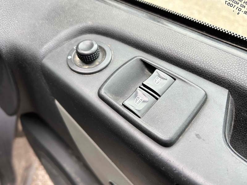 Renault 1.6 dCi ENERGY 29 Business Minibus Double Cab 5dr Diesel Manual LWB Euro 6 (s/s) (9 Seat) (125 ps) Minibus Manual Diesel Minibus Manual Diesel